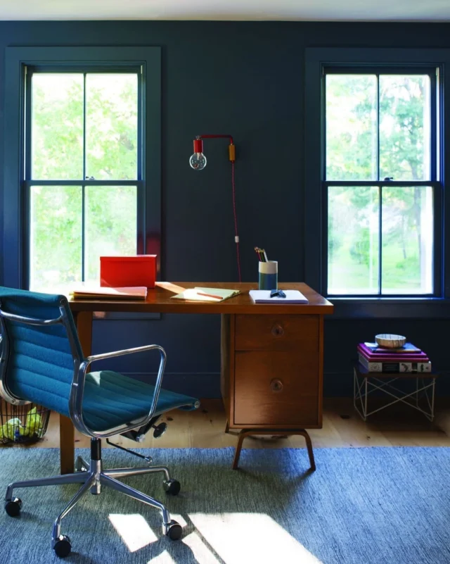 Give the walls in your home office an upgrade with an eye-catching shade of Benjamin Moore paint! 😍 Head into Tashman Home Center Ace to shop all colors.

📸: @benjaminmoore